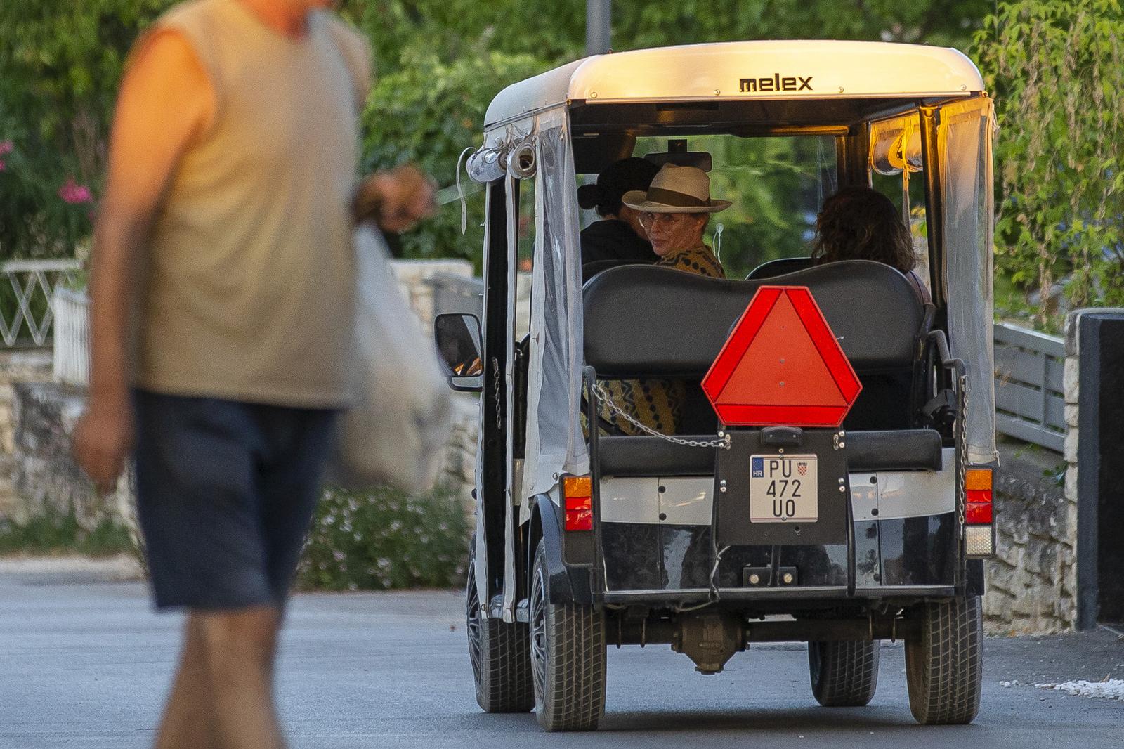 Kylie Minogue viđena kako u opuštenom izdanju izlazi iz luksuzne vile u Rovinju