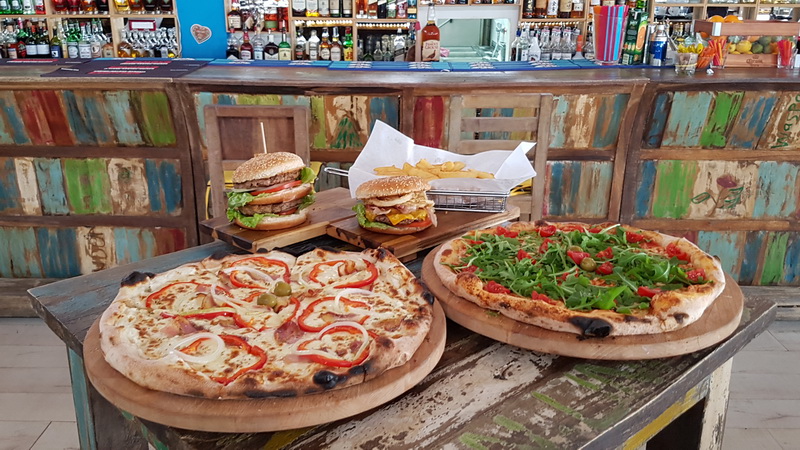 Vrhunska ponuda pizza i hamburgera u Famous Beach Bar & Grillu. Predstavljamo pizze Bianca i Rukola & Mozarella te Famous i Western hamburgeri