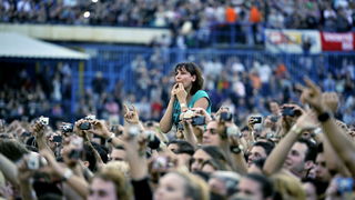 Zagreb, 080611.
Stadion Maksimir.
Nastup americke rock grupe Bon Jovi. 
Na slici: publika.
Foto: Boris Kovacev / CROPIX