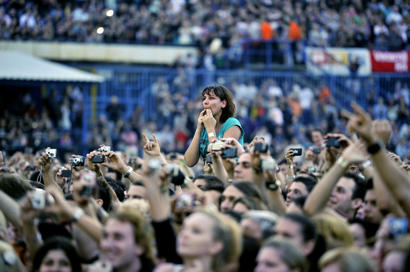 Zagreb, 080611.
Stadion Maksimir.
Nastup americke rock grupe Bon Jovi. 
Na slici: publika.
Foto: Boris Kovacev / CROPIX