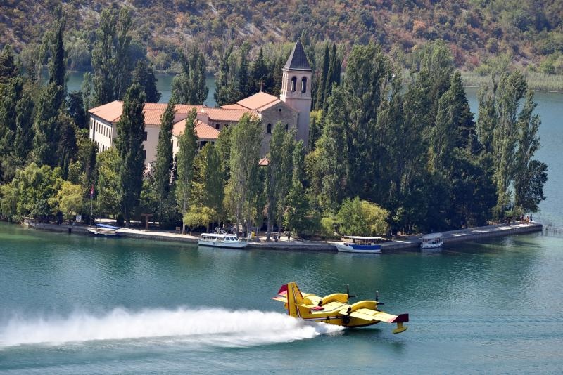 Piloti kanadera oduševljavali spektakularnim uzimanjem vode iz Visovačkog jezera Piloti kanadera oduševljavali spektakularnim uzimanjem vode iz Visovačkog jezera