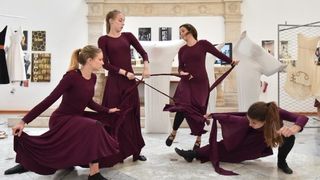 U lozi Narodnog muzeja otvorena je izlozba plakata, fotografija i kostima Zadarskog plesnog ansambla, najstarijeg ansambla suvremenog plesa u Dalmaciji. Izlozba je vezana uz proslavu Dana obrane grada Zadra i 25. godisnjice od osnutka Zadarskog plesnog an