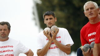 Zadar, 050611.
Prvenstvo Dalmacije u balotama u organizaciji Slobodne Dalmacije na zadarskoj rivi. Finale izmedju ekipa Rastana (bijeli) i Tinja (crveni). 
Foto: Jure Miskovic / CROPIX
