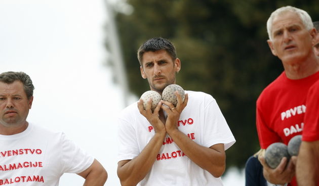 Zadar, 050611.
Prvenstvo Dalmacije u balotama u organizaciji Slobodne Dalmacije na zadarskoj rivi. Finale izmedju ekipa Rastana (bijeli) i Tinja (crveni). 
Foto: Jure Miskovic / CROPIX