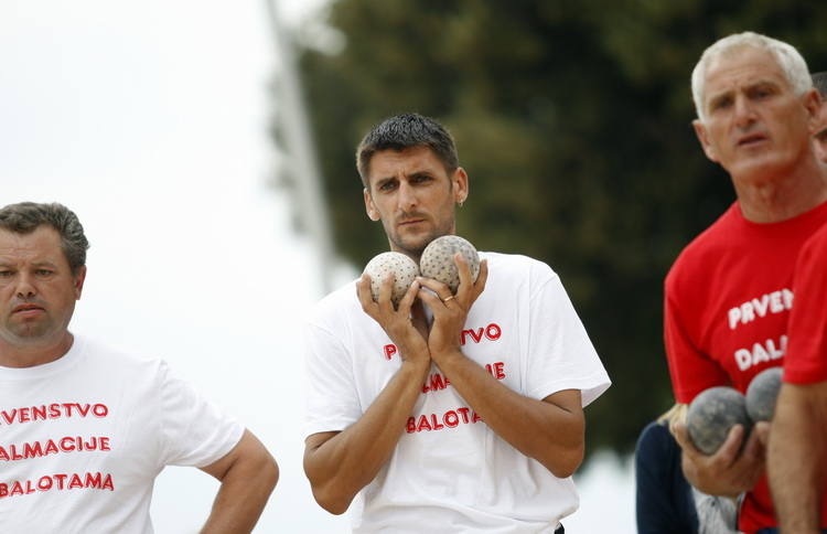 Zadar, 050611.
Prvenstvo Dalmacije u balotama u organizaciji Slobodne Dalmacije na zadarskoj rivi. Finale izmedju ekipa Rastana (bijeli) i Tinja (crveni). 
Foto: Jure Miskovic / CROPIX