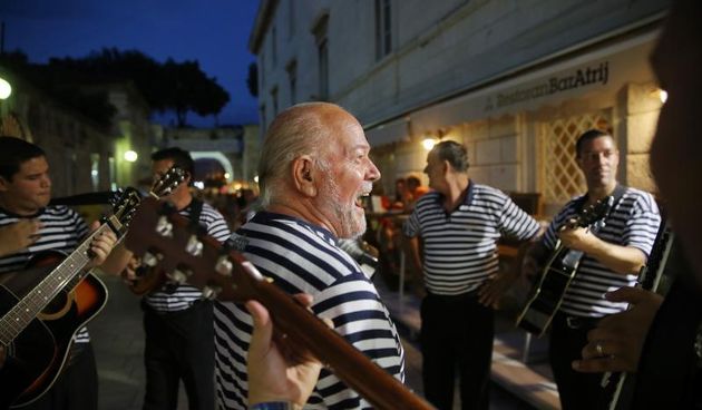 05.07.2013., Zadar – Pjevac Bepo Matesic sa svojom klapom uveseljava prolaznike za vrijeme tradicionalnih festica petkom. Photo: Filip Brala/PIXSELL