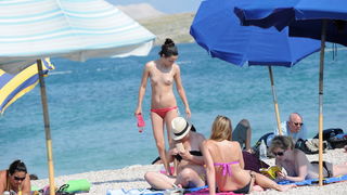 Novalja, 020710.
Temperature na termometrima su presle debelo iznad 30 stupnjeva Celzijevih a samim time su i plaze postale omiljena okupljalista. Plaza Zrce prepuna je kupaca na kojoj je svatko pronasao poneku zanimaciju.
Foto: Andrija Lucic / CROPIX Novalja, 020710.
Temperature na termometrima su presle debelo iznad 30 stupnjeva Celzijevih a samim time su i plaze postale omiljena okupljalista. Plaza Zrce prepuna je kupaca na kojoj je svatko pronasao poneku zanimaciju.
Foto: Andrija Lucic / CROPIX