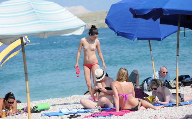 Novalja, 020710.
Temperature na termometrima su presle debelo iznad 30 stupnjeva Celzijevih a samim time su i plaze postale omiljena okupljalista. Plaza Zrce prepuna je kupaca na kojoj je svatko pronasao poneku zanimaciju.
Foto: Andrija Lucic / CROPIX Novalja, 020710.
Temperature na termometrima su presle debelo iznad 30 stupnjeva Celzijevih a samim time su i plaze postale omiljena okupljalista. Plaza Zrce prepuna je kupaca na kojoj je svatko pronasao poneku zanimaciju.
Foto: Andrija Lucic / CROPIX