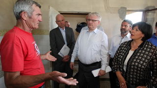 Zadar, 290610.
Hrvatski predsjednik Ivo Josipovic boravio je u Zadarskoj zupaniji i tom prilikom je posjetio neke od povratnickih obitelji u Islamu Grckom i Smiljcicu.
Na fotografiji: predsjednik u posjeti povratnickoj obitelji Stevana Kozula u Islamu Grc Zadar, 290610.
Hrvatski predsjednik Ivo Josipovic boravio je u Zadarskoj zupaniji i tom prilikom je posjetio neke od povratnickih obitelji u Islamu Grckom i Smiljcicu.
Na fotografiji: predsjednik u posjeti povratnickoj obitelji Stevana Kozula u Islamu Grc