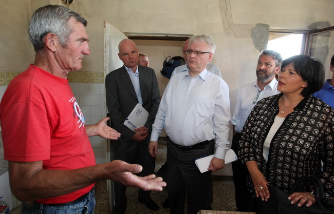 Zadar, 290610.
Hrvatski predsjednik Ivo Josipovic boravio je u Zadarskoj zupaniji i tom prilikom je posjetio neke od povratnickih obitelji u Islamu Grckom i Smiljcicu.
Na fotografiji: predsjednik u posjeti povratnickoj obitelji Stevana Kozula u Islamu Grc Zadar, 290610.
Hrvatski predsjednik Ivo Josipovic boravio je u Zadarskoj zupaniji i tom prilikom je posjetio neke od povratnickih obitelji u Islamu Grckom i Smiljcicu.
Na fotografiji: predsjednik u posjeti povratnickoj obitelji Stevana Kozula u Islamu Grc