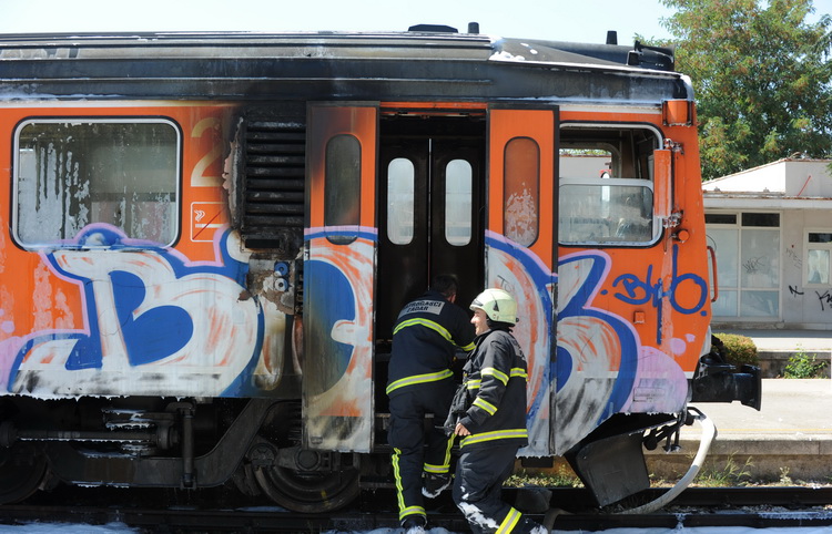 Zadar, 100911.
Na zadarskom zeljeznickom kolodvoru danas oko 12 sati zapalio se klima uredjaj u sinobusu. Nitko nije ozljedjen.
Foto: Andrija Lucic / CROPIX Zadar, 100911.
Na zadarskom zeljeznickom kolodvoru danas oko 12 sati zapalio se klima uredjaj u sinobusu. Nitko nije ozljedjen.
Foto: Andrija Lucic / CROPIX