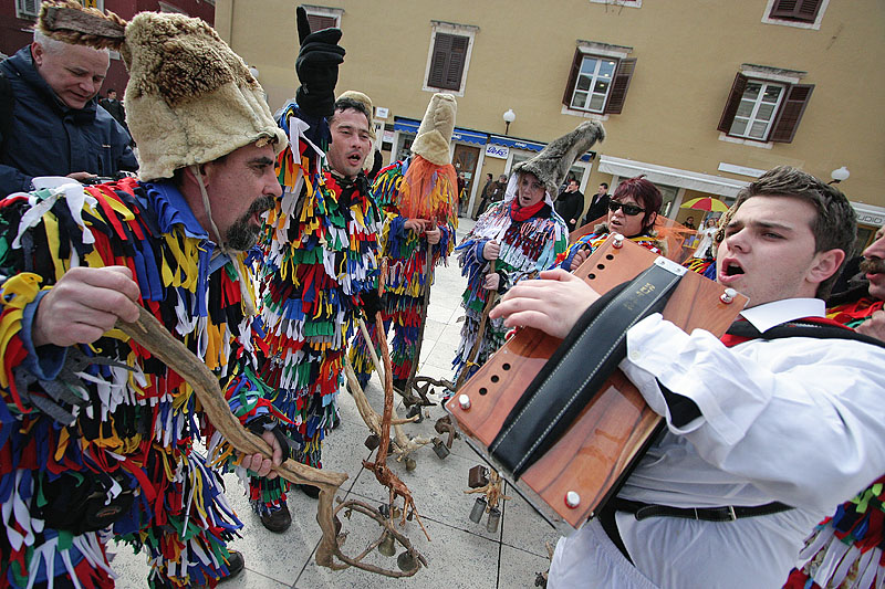 Povorka karnevalske skupine “Sovinjski pusti”