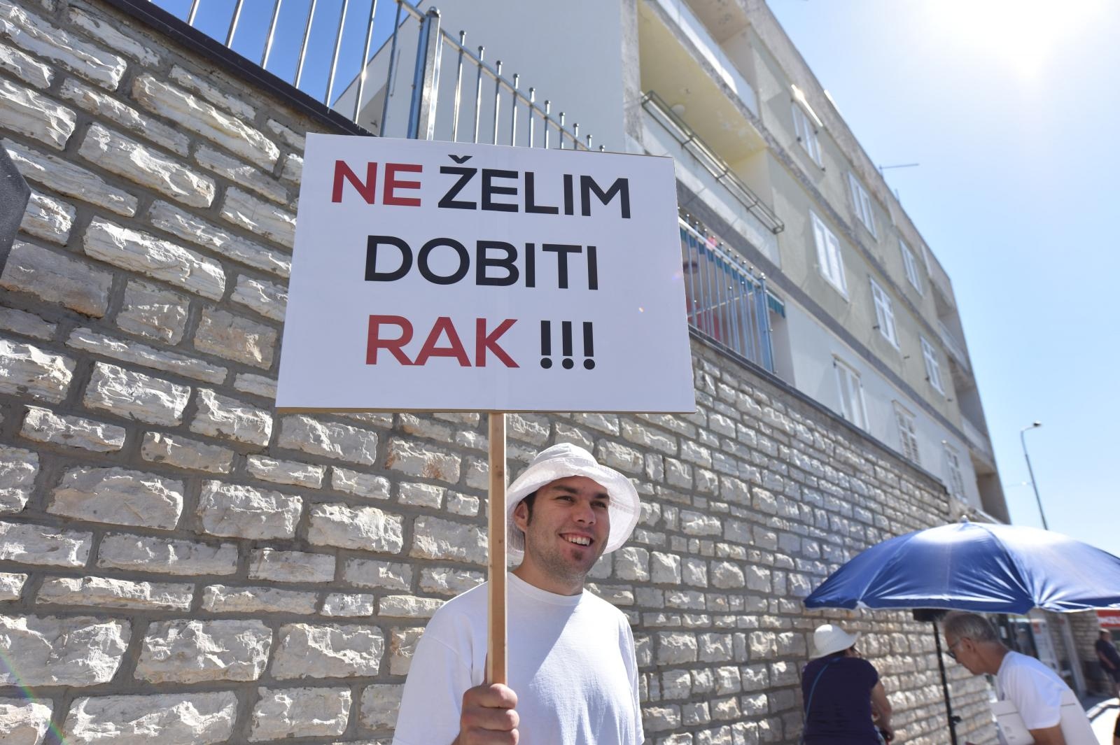 ‘Ne želim dobiti rak!’ Mještani prosvjedovali protiv postavljanja bazne stanice Tele 2