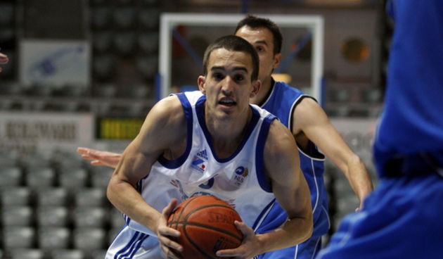 Zadar, 030511. Kosarkaska utakmica KK Zadar – KK Alkar iz Sinja. Dvorana Kresimira Cosica u Zadru.  Na slici igrac Zadra (bijeli) Ivan Batur. Foto: Jure Miskovic / CROPIX