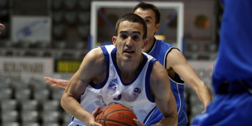 Zadar, 030511. Kosarkaska utakmica KK Zadar – KK Alkar iz Sinja. Dvorana Kresimira Cosica u Zadru. Na slici igrac Zadra (bijeli) Ivan Batur. Foto: Jure Miskovic / CROPIX Zadar, 030511. Kosarkaska utakmica KK Zadar – KK Alkar iz Sinja. Dvorana Kresimira Cosica u Zadru. Na slici igrac Zadra (bijeli) Ivan Batur. Foto: Jure Miskovic / CROPIX