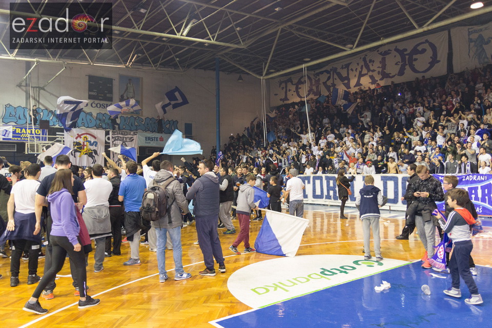 Humanitarno gledanje utakmice Zadar-Cibona (85-84) u Jazinama Humanitarno gledanje utakmice Zadar-Cibona (85-84) u Jazinama