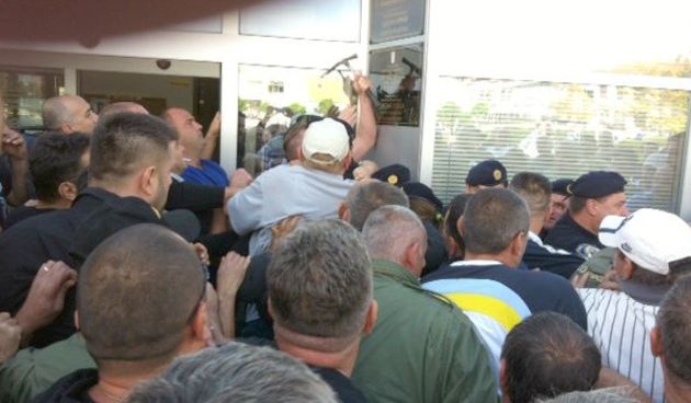 Prosvjednici čekićima razbili ćirilične ploče u Vukovaru, foto: Foto: Predrag Tomas/VL