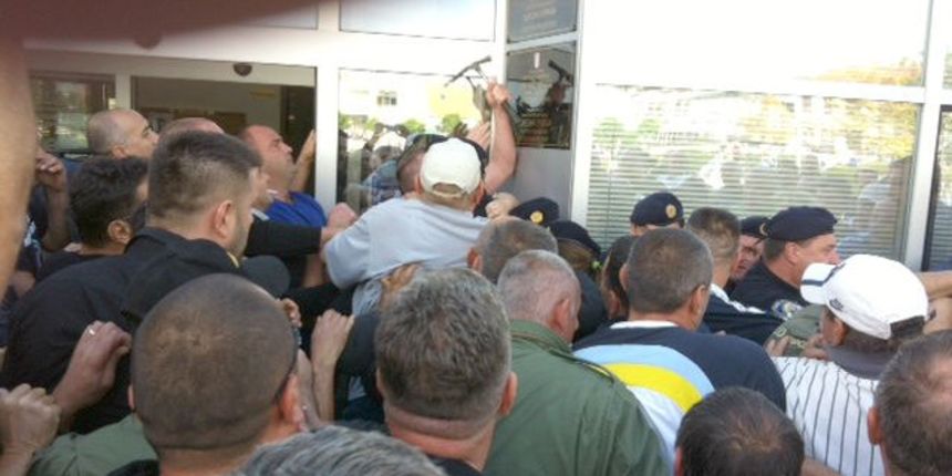 Prosvjednici čekićima razbili ćirilične ploče u Vukovaru, foto: Foto: Predrag Tomas/VL