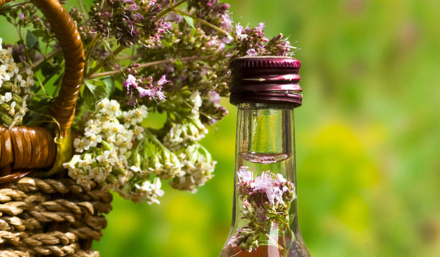 Eterična ulja – mažuran i kadulja pomažu kod smanjenja trajanja menstrualnih bolova, opuštajući mišiće. Umasiravanje tih ulja u donji dio trbuha i leđa, može smanjiti napetost kod nekih žena