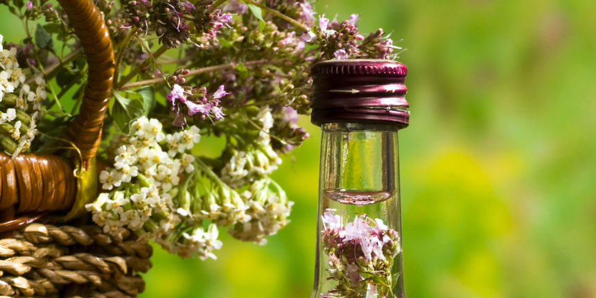 Eterična ulja – mažuran i kadulja pomažu kod smanjenja trajanja menstrualnih bolova, opuštajući mišiće. Umasiravanje tih ulja u donji dio trbuha i leđa, može smanjiti napetost kod nekih žena Eterična ulja – mažuran i kadulja pomažu kod smanjenja trajanja menstrualnih bolova, opuštajući mišiće. Umasiravanje tih ulja u donji dio trbuha i leđa, može smanjiti napetost kod nekih žena