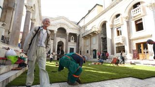 Performans na Peristilu: Doručak na travi. Photo: Miranda Cikotic/PIXSELL