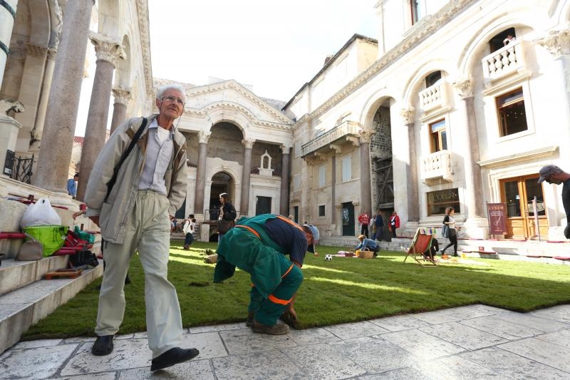 Performans na Peristilu: Doručak na travi. Photo: Miranda Cikotic/PIXSELL