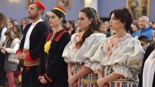 Zadarski nadbiskup Puljić predvodio svetu misu u Kistanjama povodom obilježavanja obljetnice proglašenja blaženim Serafina Kodića Zadarski nadbiskup Puljić predvodio svetu misu u Kistanjama povodom obilježavanja obljetnice proglašenja blaženim Serafina Kodića