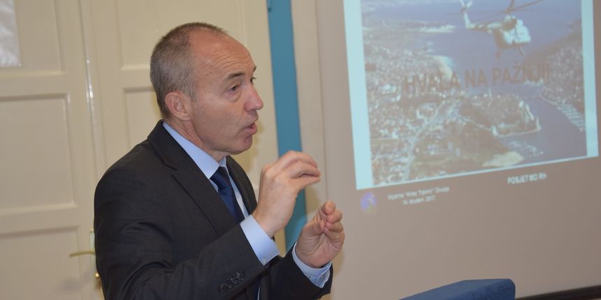 Ministar Krstičević posjetio eskadrilu transportnih helikoptera Ministar Krstičević posjetio eskadrilu transportnih helikoptera