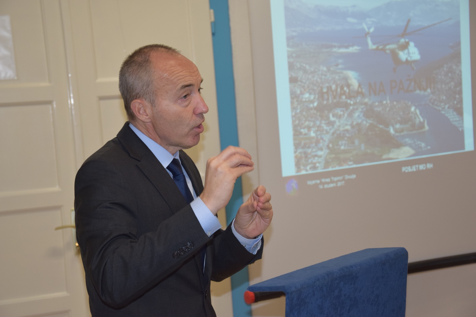 Ministar Krstičević posjetio eskadrilu transportnih helikoptera Ministar Krstičević posjetio eskadrilu transportnih helikoptera