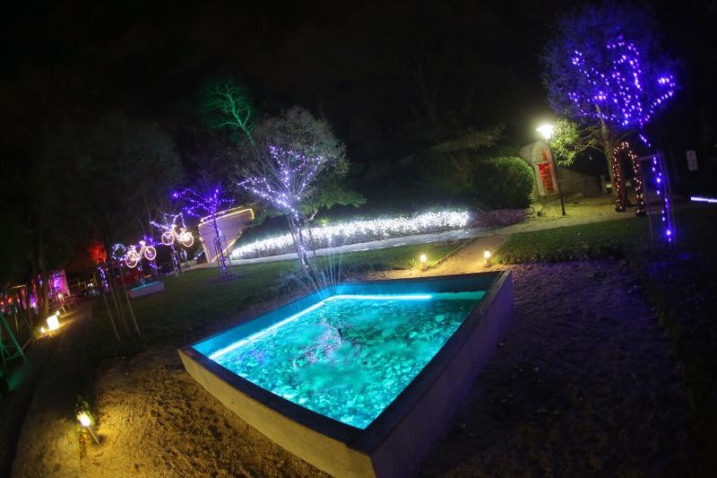 Perivoj Jelene Madijevke na trgu Pet bunara dobio je novo bozicno ruho. Photo: Filip Brala/PIXSELL Perivoj Jelene Madijevke na trgu Pet bunara dobio je novo bozicno ruho. Photo: Filip Brala/PIXSELL