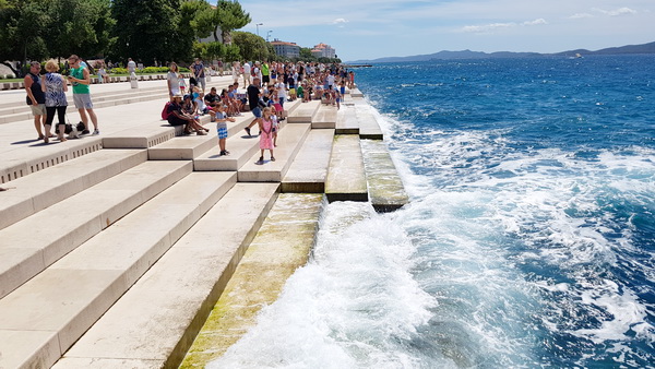 Guštanje u valovima i glazbi Morskih orgulja, a sliku je upotpunio jedrenjak Club Med 2. Foto: Mladen Malik Guštanje u valovima i glazbi Morskih orgulja, a sliku je upotpunio jedrenjak Club Med 2. Foto: Mladen Malik