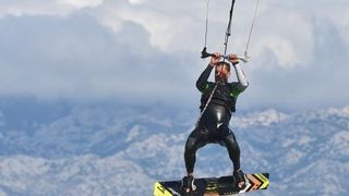 Jaka bura pružila je prigodu nekolicini kitesurfera da pokažu svoje umjeće na ninskoj plaži.  Photo: Dino Stanin/PIXSELL