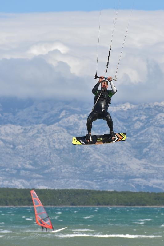 Jaka bura pružila je prigodu nekolicini kitesurfera da pokažu svoje umjeće na ninskoj plaži.  Photo: Dino Stanin/PIXSELL