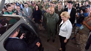 Predsjednica Grabar-Kitarović na predstavljanju novih helikoptera Kiowa Warriors u 93. Zrakoplovnoj bazi u Zemuniku. Photo: Dino Stanin/PIXSELL Predsjednica Grabar-Kitarović na predstavljanju novih helikoptera Kiowa Warriors u 93. Zrakoplovnoj bazi u Zemuniku. Photo: Dino Stanin/PIXSELL