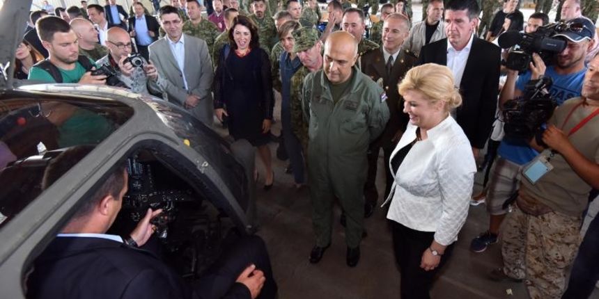Predsjednica Grabar-Kitarović na predstavljanju novih helikoptera Kiowa Warriors u 93. Zrakoplovnoj bazi u Zemuniku. Photo: Dino Stanin/PIXSELL Predsjednica Grabar-Kitarović na predstavljanju novih helikoptera Kiowa Warriors u 93. Zrakoplovnoj bazi u Zemuniku. Photo: Dino Stanin/PIXSELL