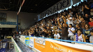 Zadar, 230912
Dvorana Jazine.
Humanitarna utakmica “Za Stephanie smo vratili kosarku u Jazine” na kojoj su nastupile brojne bivse zvijezde KK Zadra poput Dina Radje, Arijana Komazeca, Gordana Giriceka i drugih.
Na fotografiji: detalj s dogadjaja
Foto: Lu Zadar, 230912
Dvorana Jazine.
Humanitarna utakmica “Za Stephanie smo vratili kosarku u Jazine” na kojoj su nastupile brojne bivse zvijezde KK Zadra poput Dina Radje, Arijana Komazeca, Gordana Giriceka i drugih.
Na fotografiji: detalj s dogadjaja
Foto: Lu