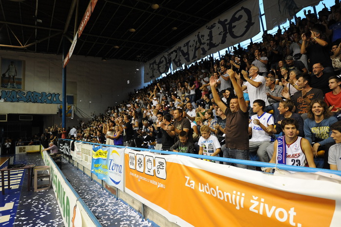 Zadar, 230912
Dvorana Jazine.
Humanitarna utakmica “Za Stephanie smo vratili kosarku u Jazine” na kojoj su nastupile brojne bivse zvijezde KK Zadra poput Dina Radje, Arijana Komazeca, Gordana Giriceka i drugih.
Na fotografiji: detalj s dogadjaja
Foto: Lu Zadar, 230912
Dvorana Jazine.
Humanitarna utakmica “Za Stephanie smo vratili kosarku u Jazine” na kojoj su nastupile brojne bivse zvijezde KK Zadra poput Dina Radje, Arijana Komazeca, Gordana Giriceka i drugih.
Na fotografiji: detalj s dogadjaja
Foto: Lu