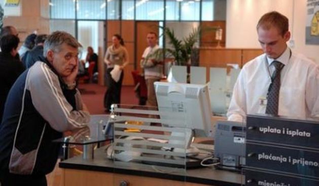 Šalter, banka, čekanje reda, foto: kupac.net