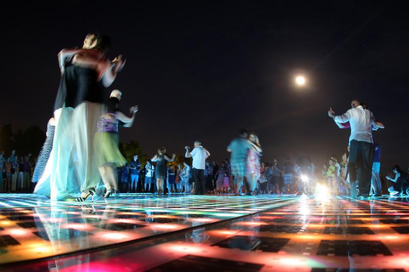 20.06.2013., Zadar – Pod gotovo punim mjesecom na instalaciji Pozdrav Suncu otvoren je 4. festival tanga.Photo: Filip Brala/PIXSELL 20.06.2013., Zadar – Pod gotovo punim mjesecom na instalaciji Pozdrav Suncu otvoren je 4. festival tanga.Photo: Filip Brala/PIXSELL