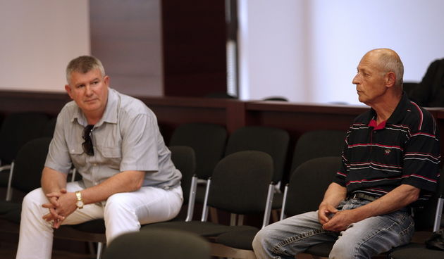 Split, 030513.
Danas su izrecene presude za nesrecu vlaka u Rudinama 2009. godine, u kojoj je poginulo sest, a ozlijedjeno je 55 osoba. 
Izricanju presude nazocili su Ivan Medak i Drago Rogulj.
Na fotografiji: Ivan Medak i Drago Rogulj.
Foto: Jakov Prkic