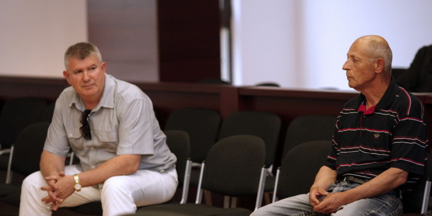 Split, 030513.
Danas su izrecene presude za nesrecu vlaka u Rudinama 2009. godine, u kojoj je poginulo sest, a ozlijedjeno je 55 osoba.
Izricanju presude nazocili su Ivan Medak i Drago Rogulj.
Na fotografiji: Ivan Medak i Drago Rogulj.
Foto: Jakov Prkic Split, 030513.
Danas su izrecene presude za nesrecu vlaka u Rudinama 2009. godine, u kojoj je poginulo sest, a ozlijedjeno je 55 osoba.
Izricanju presude nazocili su Ivan Medak i Drago Rogulj.
Na fotografiji: Ivan Medak i Drago Rogulj.
Foto: Jakov Prkic