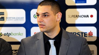 Zadar, 051212.
KK Zadar je na konferenciji za novinare predstavio novog direktora kluba Marina Cacica i novo americko pojacanje sutera Jordana Burgasona.
Na fotografiji: direktor kluba – Marino Cacic.
Foto: Luka Gerlanc / CROPIX Zadar, 051212.
KK Zadar je na konferenciji za novinare predstavio novog direktora kluba Marina Cacica i novo americko pojacanje sutera Jordana Burgasona.
Na fotografiji: direktor kluba – Marino Cacic.
Foto: Luka Gerlanc / CROPIX