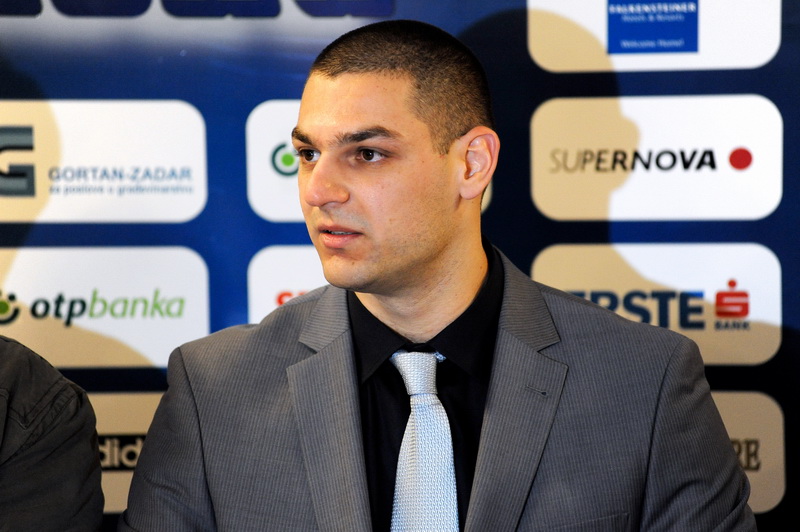 Zadar, 051212.
KK Zadar je na konferenciji za novinare predstavio novog direktora kluba Marina Cacica i novo americko pojacanje sutera Jordana Burgasona.
Na fotografiji: direktor kluba – Marino Cacic.
Foto: Luka Gerlanc / CROPIX Zadar, 051212.
KK Zadar je na konferenciji za novinare predstavio novog direktora kluba Marina Cacica i novo americko pojacanje sutera Jordana Burgasona.
Na fotografiji: direktor kluba – Marino Cacic.
Foto: Luka Gerlanc / CROPIX