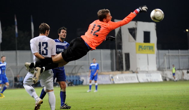 Zadar, 210911. Stadion Stanovi.Nogometna utakmica Kupa Hrvatske, Zadar – Karlovac.Na fotografiji: golman Zadra Tomo Gluic.Foto: Andrija Lucic / CROPIX