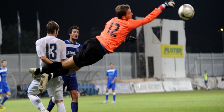 Zadar, 210911. Stadion Stanovi.Nogometna utakmica Kupa Hrvatske, Zadar – Karlovac.Na fotografiji: golman Zadra Tomo Gluic.Foto: Andrija Lucic / CROPIX