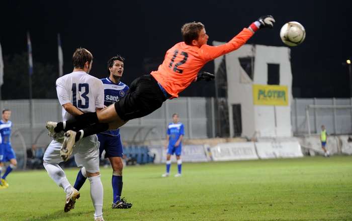 Zadar, 210911. Stadion Stanovi.Nogometna utakmica Kupa Hrvatske, Zadar – Karlovac.Na fotografiji: golman Zadra Tomo Gluic.Foto: Andrija Lucic / CROPIX