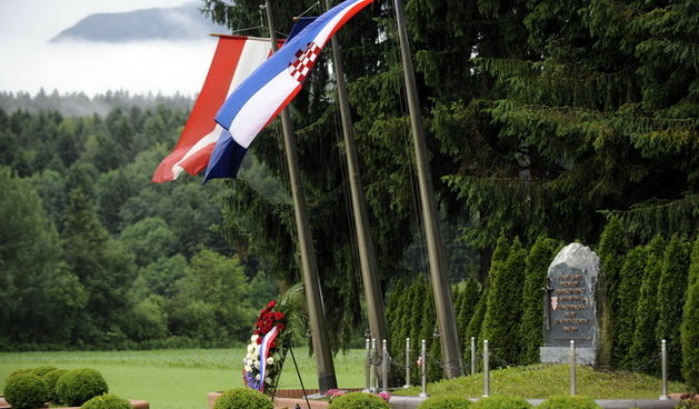 Bleiburg, 200610.
Ivo Josipovic hrvatski predsjednik u posjeti Bleiburgu u Austriji na mjestu stradavanja hrvatske vojske iz 2. svjetskog rata u svibnju 1945. godine.
Foto: Drago Sopta / CROPIX