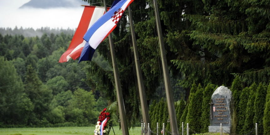 Bleiburg, 200610.
Ivo Josipovic hrvatski predsjednik u posjeti Bleiburgu u Austriji na mjestu stradavanja hrvatske vojske iz 2. svjetskog rata u svibnju 1945. godine.
Foto: Drago Sopta / CROPIX Bleiburg, 200610.
Ivo Josipovic hrvatski predsjednik u posjeti Bleiburgu u Austriji na mjestu stradavanja hrvatske vojske iz 2. svjetskog rata u svibnju 1945. godine.
Foto: Drago Sopta / CROPIX