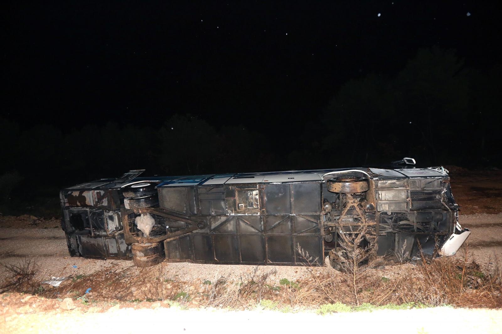 Vodice: U sudaru automobila i autobusa tri osobe ozlijeđene, a autobus završio na boku