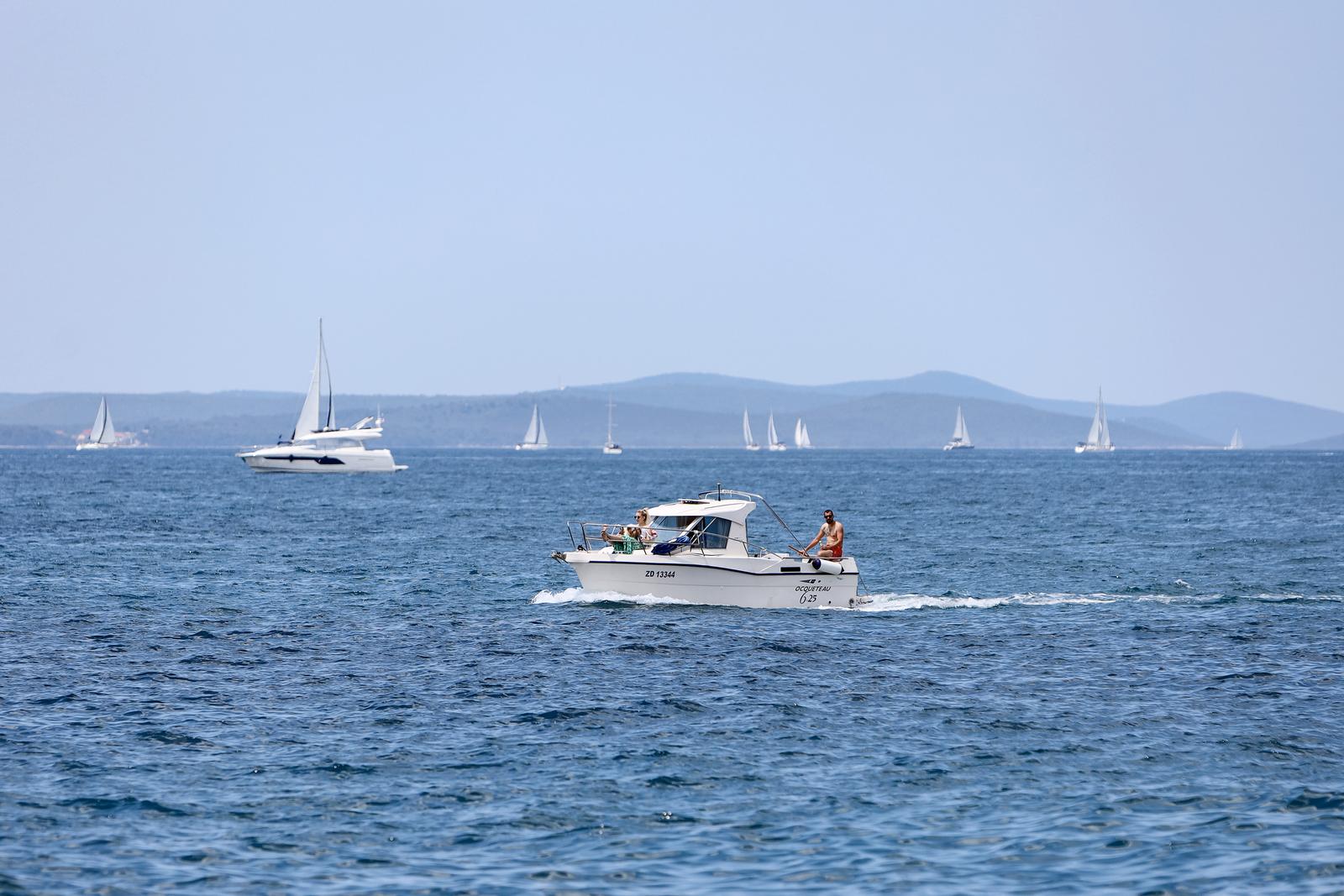 Sunčana nedjelja: Domaći i turisti na ulicama grada Sunčana nedjelja: Domaći i turisti na ulicama grada